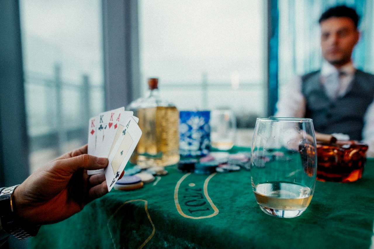 https://www.reddit.com/r/poker/comments/1uauc84/unorthodox_methods/ - 【非常规策略】牌桌上故意亮牌激怒对手？解析逆向心理的实战应用与风险
