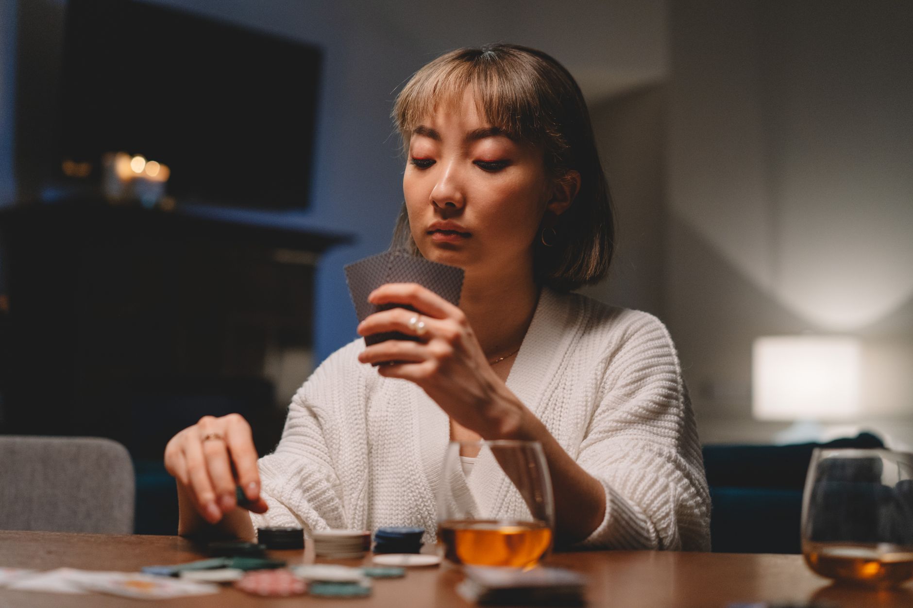 翻牌后弃掉已成顺子的牌？解析牌局中情绪失控的代价与应对（实战示例）