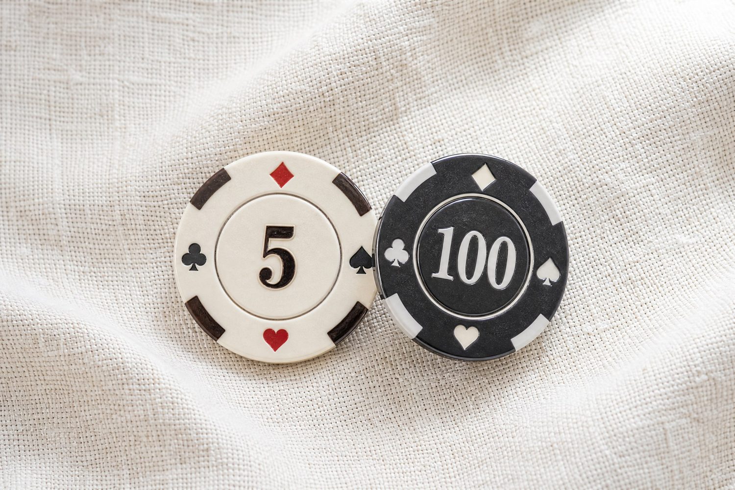 QQPOKER锦标赛策略：从筹码深度到决赛桌的完整思路（要点图解）