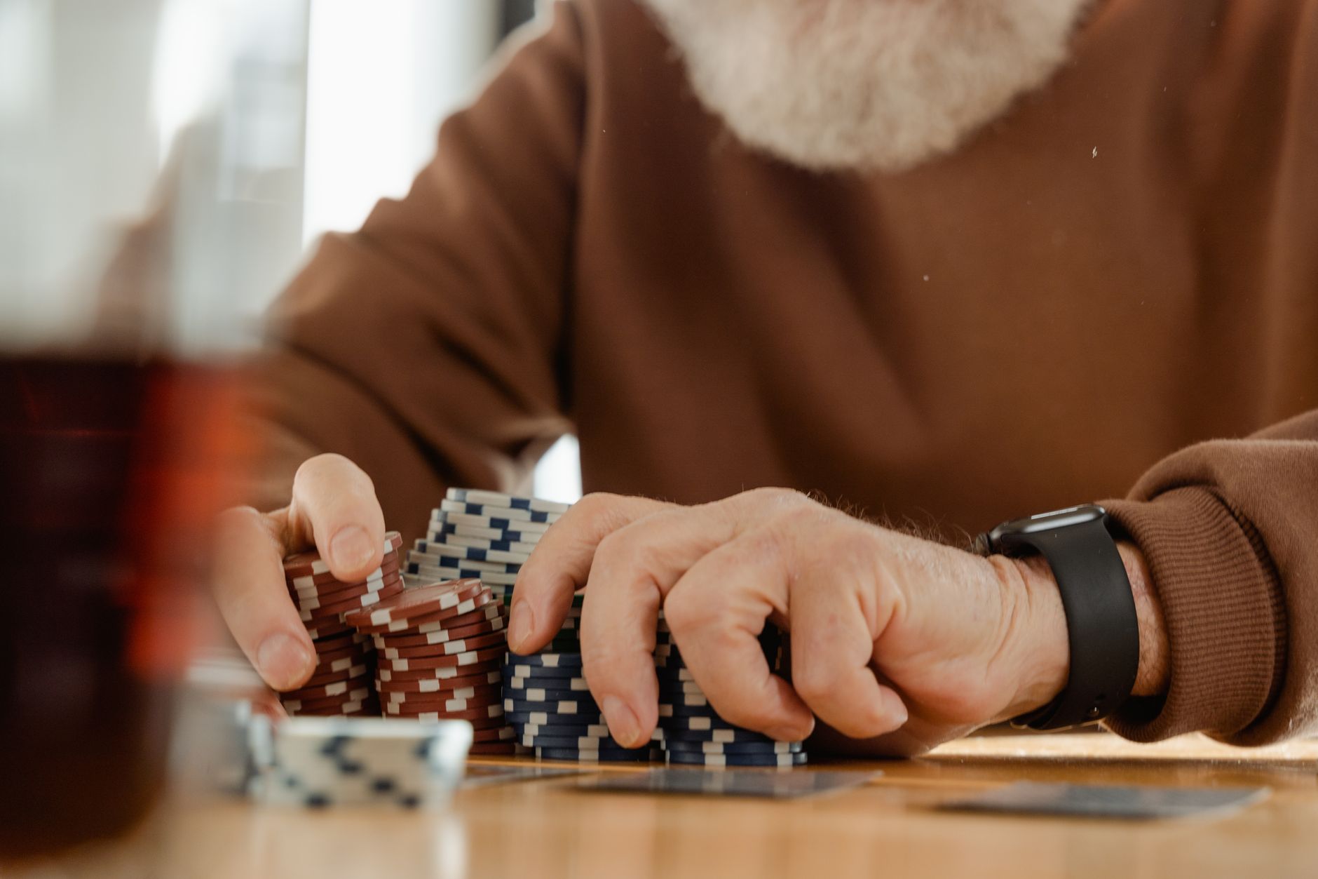 AK翻前不3bet正确吗？不同位置与筹码深度决策分析（实战示例）